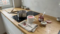 Stačí lžička džemu do horkého mléka: jemný krémový dezert za pár minut