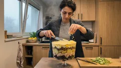 Vrstvený salát Venezia: jednoduchý recept, který zasytí a přitom je lehký