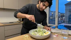 Křupavý jarní salát ze zelí s vejci a ředkvičkami hotový za 10 minut