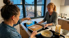 Turecký koláč »4 lžíce« – bez vážení a s mléčnou zálivkou, která ho udělá nečekaně vláčným