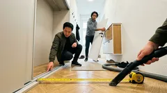 Posuvné, nebo křídlové? U skříně v předsíni rozhodne pár detailů – a co často funguje líp než solitér