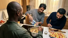 Dvě večeře z jednoho balení uzené klobásy: hustá polévka a zapečené brambory