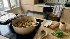 Brambory z trouby jsou šťavnatější, když je necháte pomalu zatáhnout se sádlem a cibulí