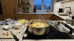 Krémová česneková polévka s kuřecími kuličkami hotová i bez vývaru