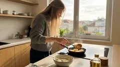 Smažený tvaroh na pánvi: zlatá kůrka, vláčný střed a jeden jednoduchý trik