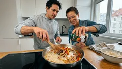 Thajské maso na pánvi s kokosovým mlékem: rychlý recept, který chutná jako z restaurace