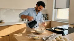 Tajemství opařeného těsta: proč jsou tyhle máslové placky na pánvi tak jemné