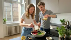 Jarní salát z vařené řepy a hrášku se semínky a bylinkami