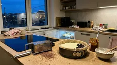 Čokoládový strouhaný koláč s tvarohem, švestkami a karamelovým salkem: jednoduchý trik pro slavnostní vzhled