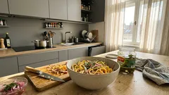 15 minut v kuchyni – sytý salát s omeletovými nudličkami a slano‑kyselým trikem