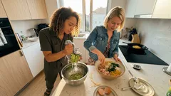 Jarní kuřecí kotlety s cuketou a kukuřicí, které chutnají i bez přílohy