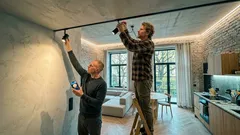 Když centrální lustr nestačí: 7 způsobů, jak poskládat světlo, aby byt působil lehčeji