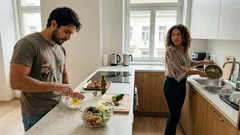 Lehký letní kuřecí salát „Cypočka“ s jogurtovo‑česnekovou zálivkou: pár drobností, které v horku rozhodují