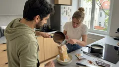 Nepečený mléčný dezert s agarem: vrstvené řezy z krabice od džusu