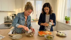 Vrstvený salát se šproty v oleji: jednoduchý recept, který zmizí jako první