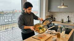 Bramborový salát s pečenými bramborami: křupavější, voňavější a hotový bez rozvaření