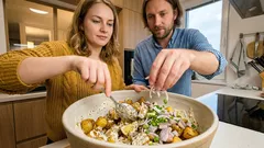 Sleďový salát s pečenými bramborami: malá změna, díky které není „vodový“ a chutná i druhý den