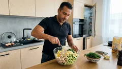 Kuřecí salát Kroška: rychlý recept s okurkou, vejci a koprem