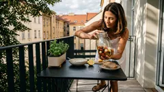 Stačí sklenice a pár surovin: cherry rajčata s olivami a mozzarellou v rychlé marinádě