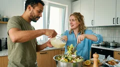 Raz dva a hotovo: křupavý kuřecí salát bez majonézy se smetanovo‑hořčičnou zálivkou