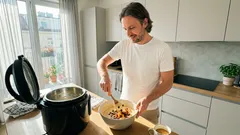 Vláčný koláč z multifunkčního hrnce z jedné mísy: drobný fígl pro rovnoměrné propečení