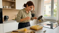 Ravani (revani): řecký krupicový koláč se sirupem, který zůstane šťavnatý i druhý den