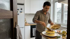 Vrstvený salát „Pařez“: houbová vrstva, která drží tvar a mizí ze stolu